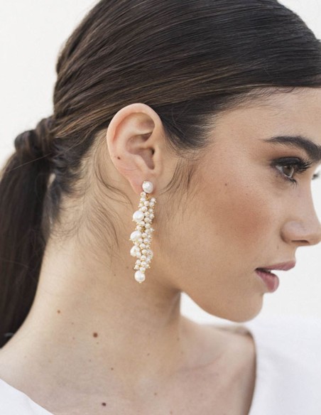 Long party earrings with white pearls