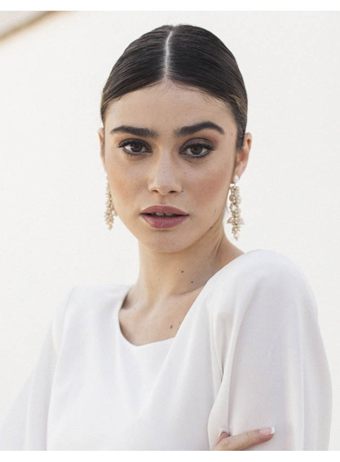 Boucle d'oreilles longue avec perles blanches