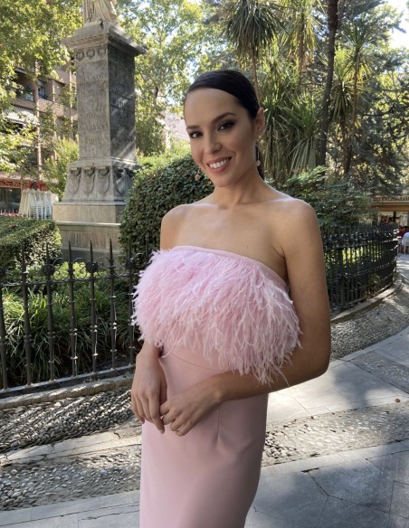 Vestido con corte midi y escote de palabra de honor con plumas, el accesorio tendencia.