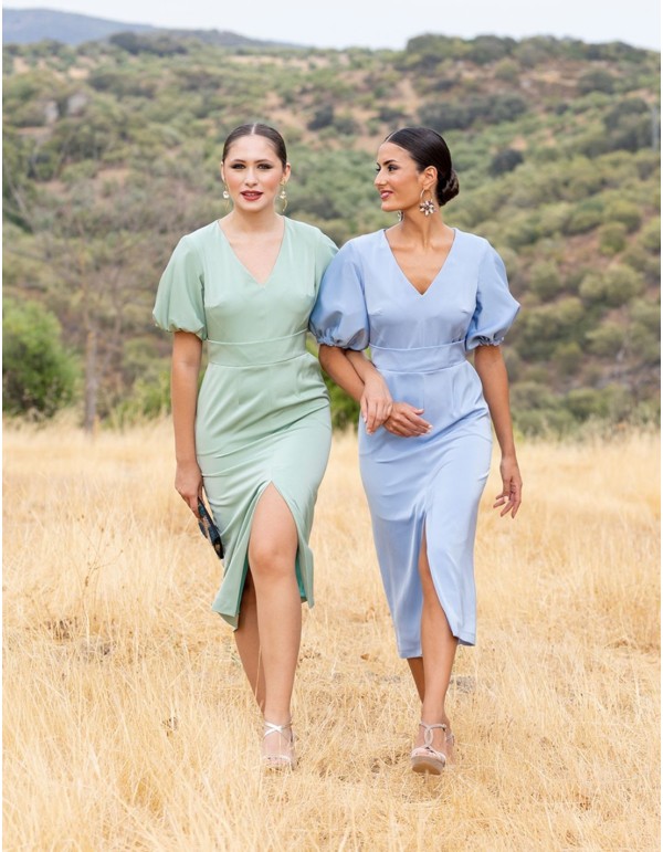 Pastel midi dress with central slit and neckline