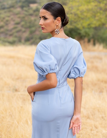 Vestido midi pastel con escote y abertura central