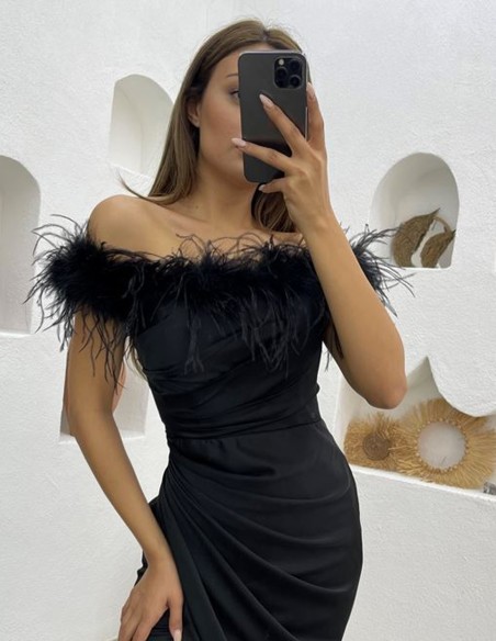 Robe longue de fête avec encolure bardot à plumes et fente sur le côté