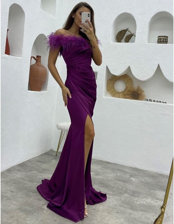 Vestido de fiesta largo con escote bardot de plumas y...