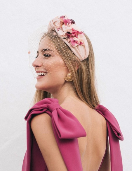 Diadema anudada rosa con flores preservadas