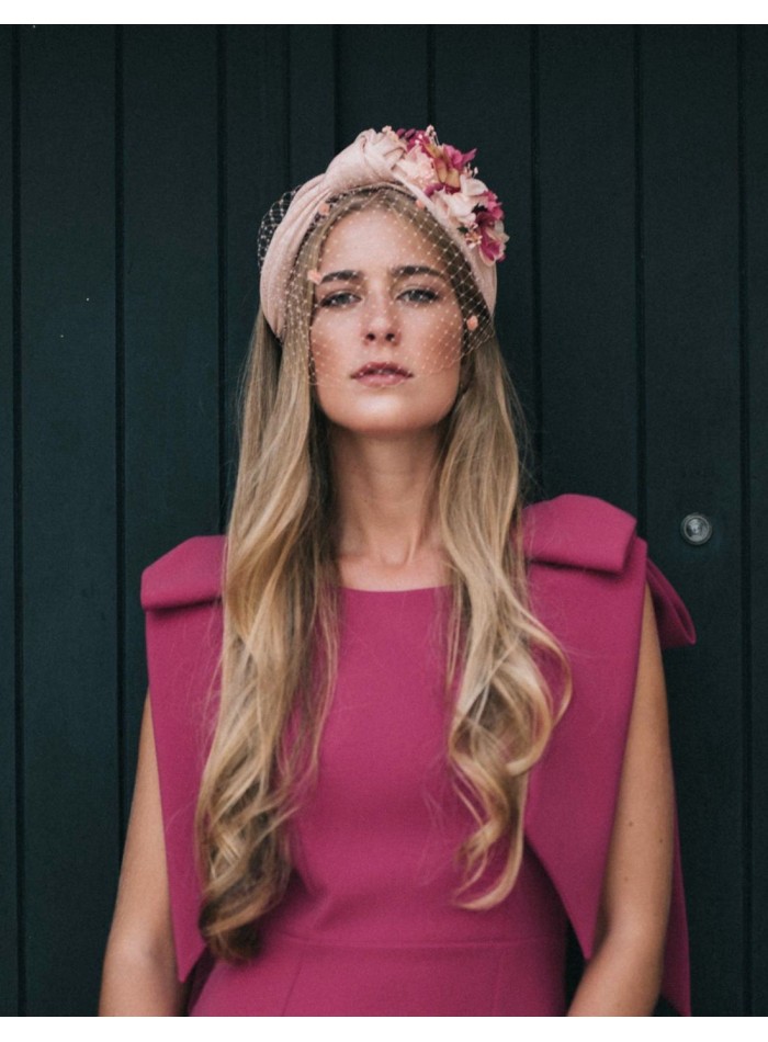 Diadema anudada rosa con flores preservadas
