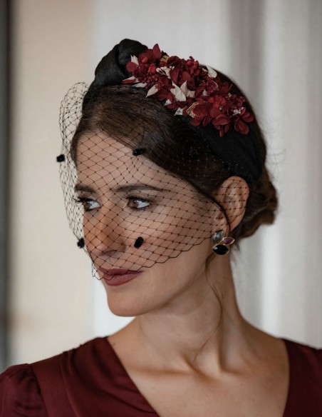 Bandeau noué noir avec fleurs préservées