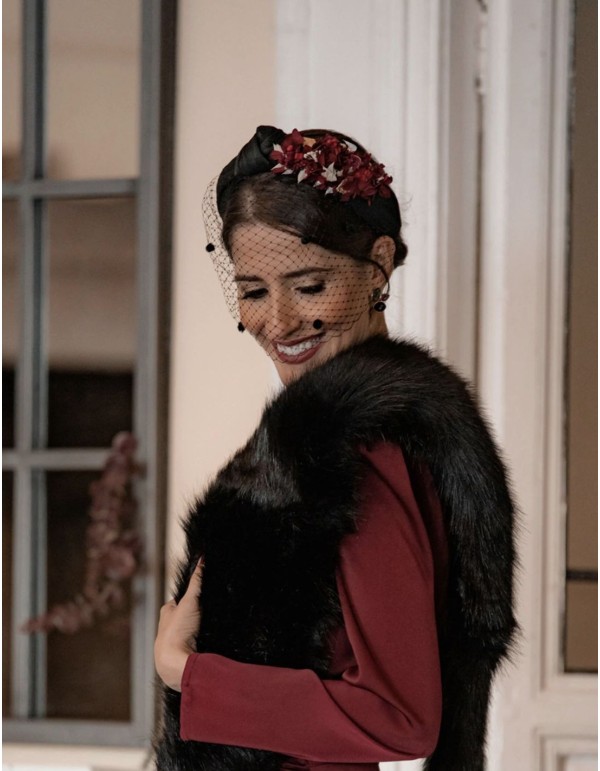 Black knotted headband with preserved flowers 2