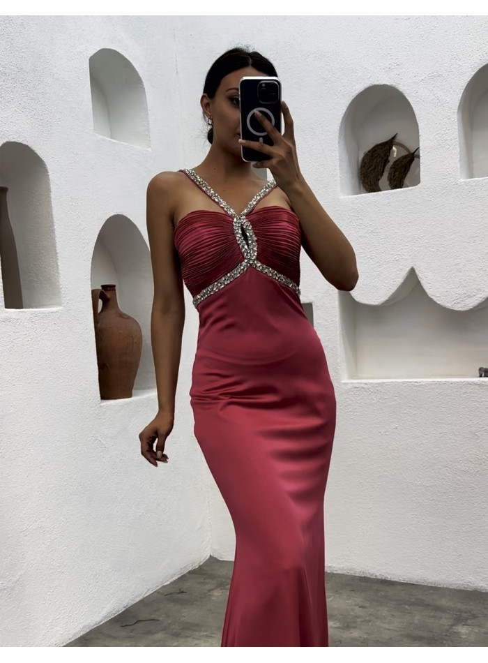 Vestido de fiesta largo con escote palabra de honor y pedrería al cuello