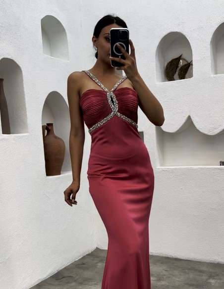 Robe de soirée longue avec encolure sans bretelles et strass à l'encolure