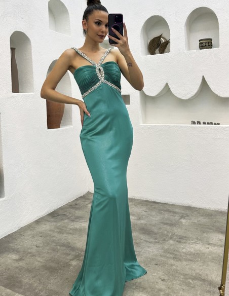 Vestido de fiesta largo con escote palabra de honor y pedrería al cuello