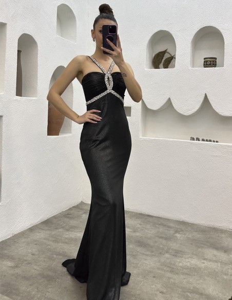 Vestido de fiesta largo con escote palabra de honor y pedrería al cuello