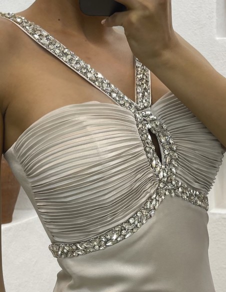 Vestido de fiesta largo con escote palabra de honor y pedrería al cuello