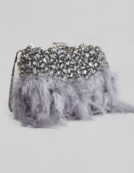 Bolso de fiesta con pedrería y plumas en color plata con el detalle del asa.