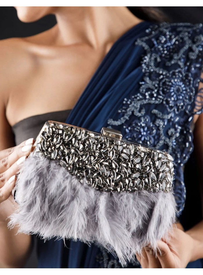 Bolso de fiesta con pedrería y plumas perfecto para eventos de noche.