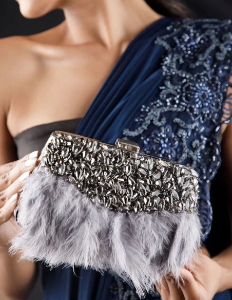 Bolso de fiesta con pedrería y plumas perfecto para eventos de noche.
