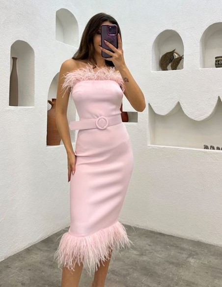Vestido de fiesta midi con detalle plumas y cinturón para invitada