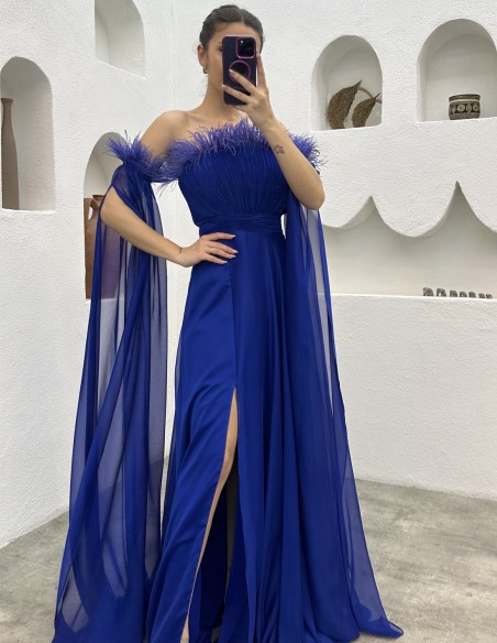 Vestido largo de fiesta con detalle plumas y manga capa azul