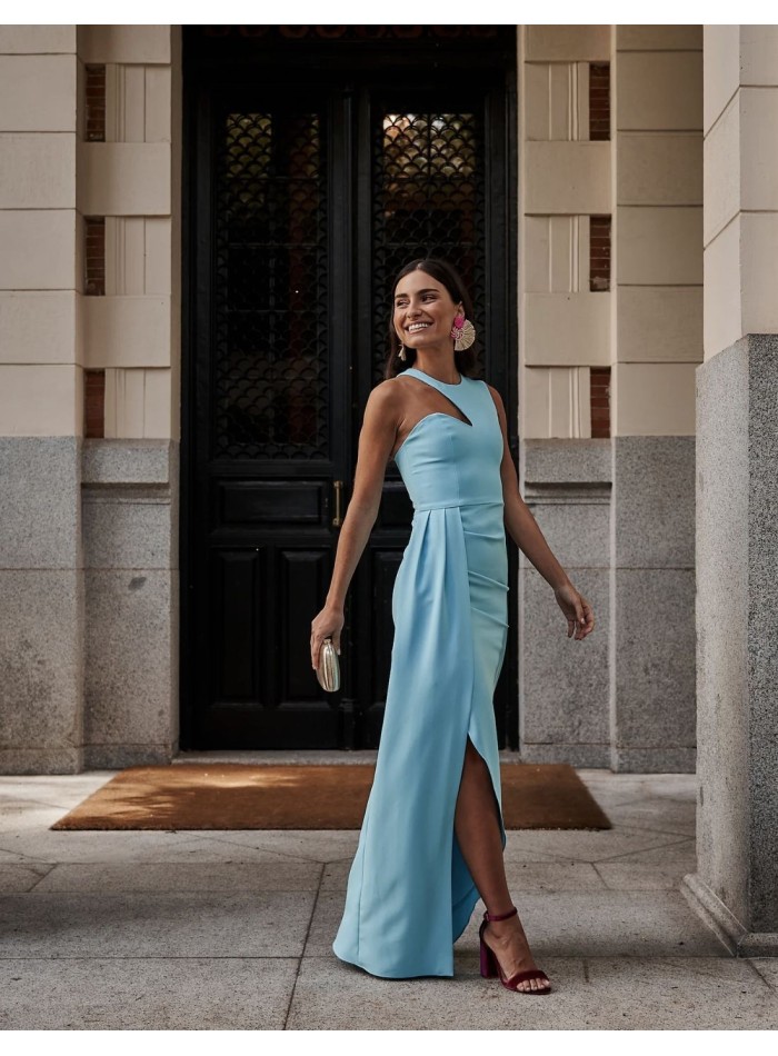 Robe asymétrique décolletée avec jupe ouverte