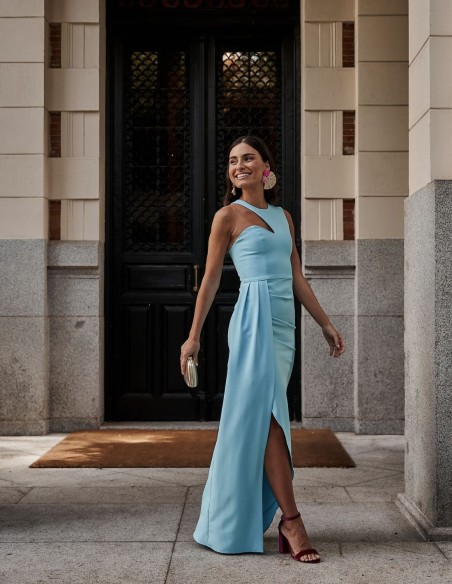 Robe asymétrique décolletée avec jupe ouverte