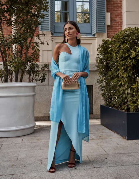 Robe asymétrique décolletée avec jupe ouverte