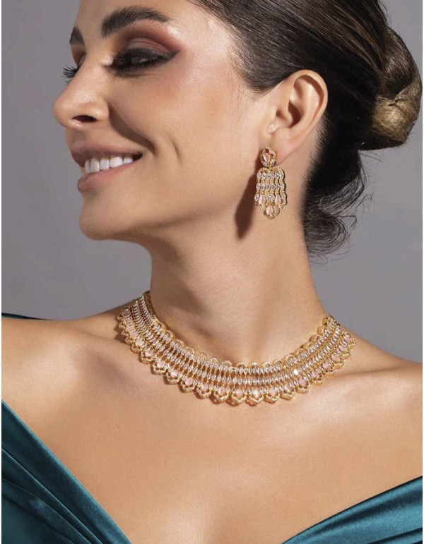 Gold-plated guest choker with crystals and pink stones