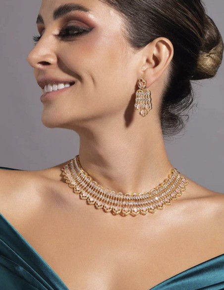 Choker de invitada de cristales y piedras rosas con baño de oro