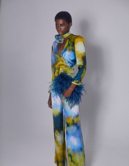 Blusa de fiesta satinada estampada y detalle flor