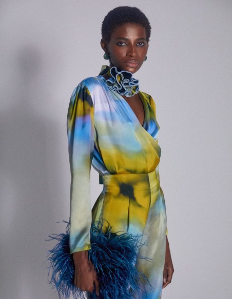 Blusa de fiesta satinada estampada y detalle flor