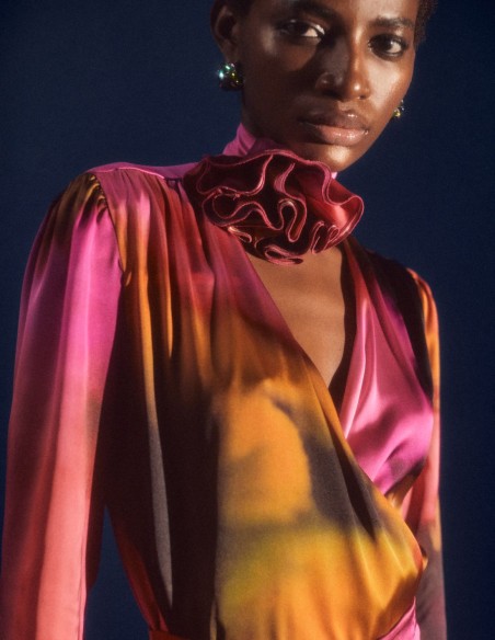 Chemisier de fête en satin avec encolure croisée et ornements floraux