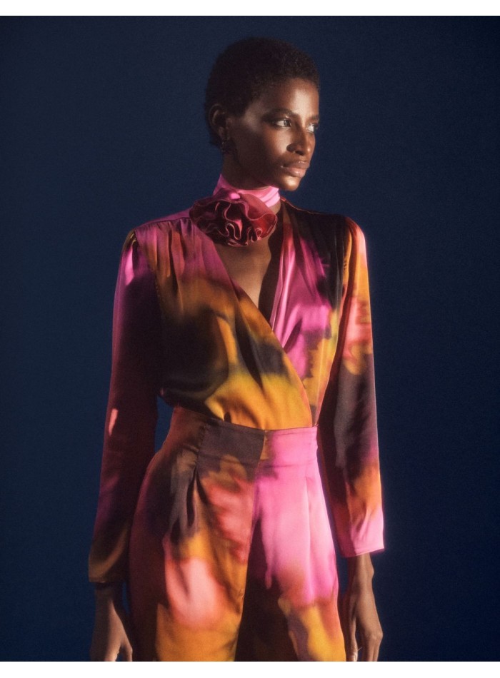 Blusa de fiesta satinada de escote cruzado y...