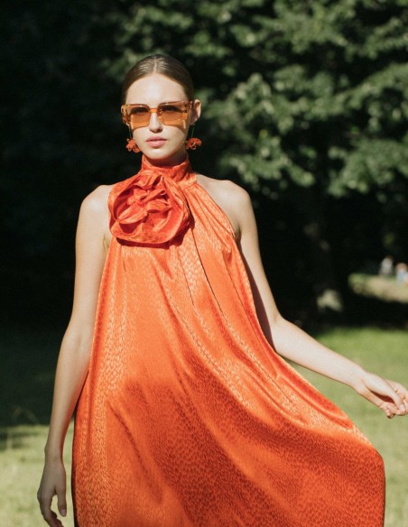 Vestido midi de fiesta naranja con adorno floral