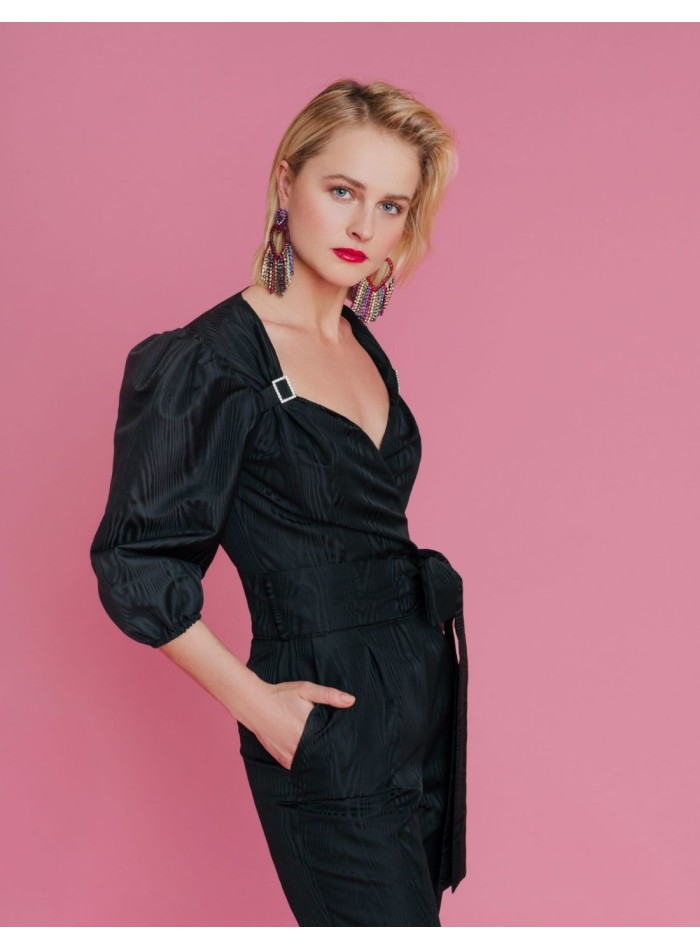 Mono de fiesta largo negro con adorno joya