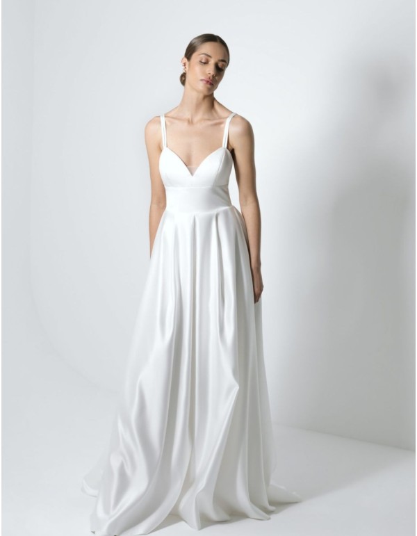 Princess-cut wedding dress with a criss-crossed back 2