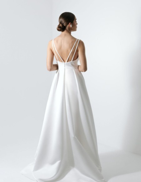 Vestido de novia con corte princesa y espalda cruzada