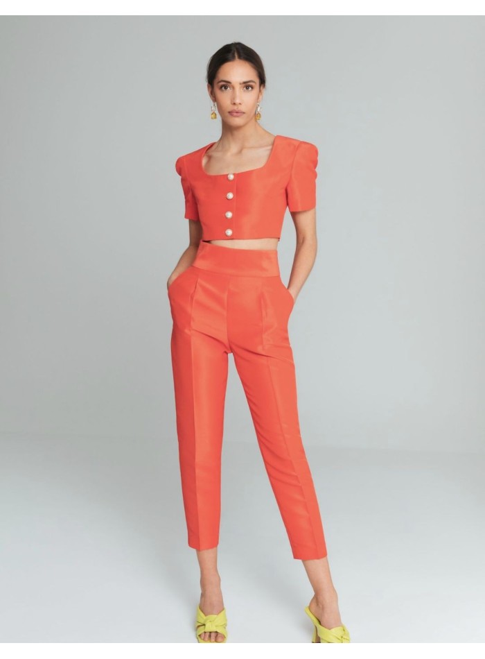 Pantalón largo con pinzas y bolsillos