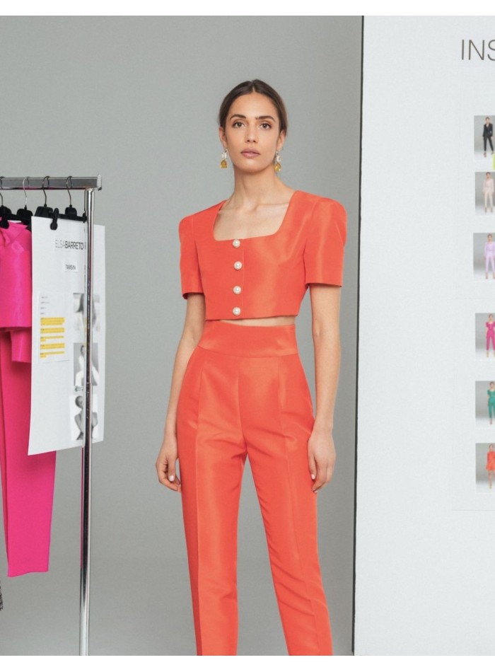 Pantalón largo con pinzas y bolsillos