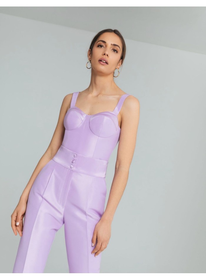 Pantalón de pinzas lila con cintura de botones