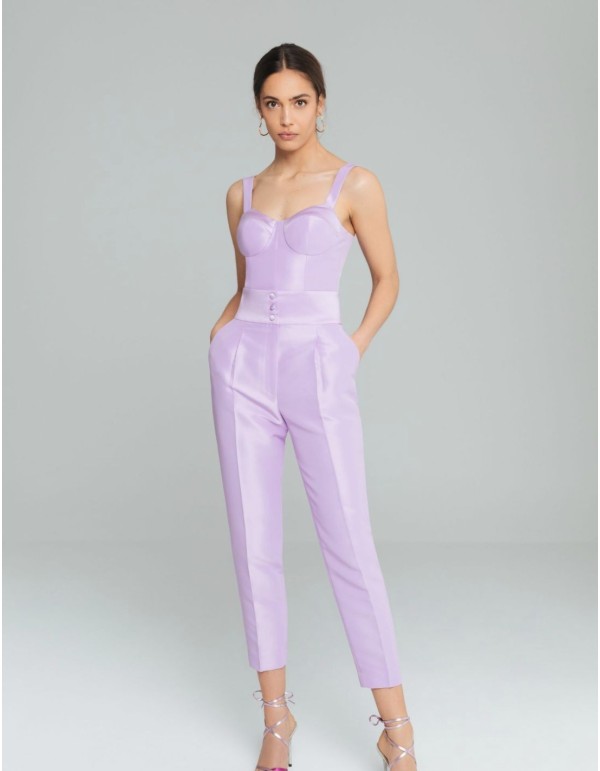 Pantalón de pinzas lila con cintura de botones