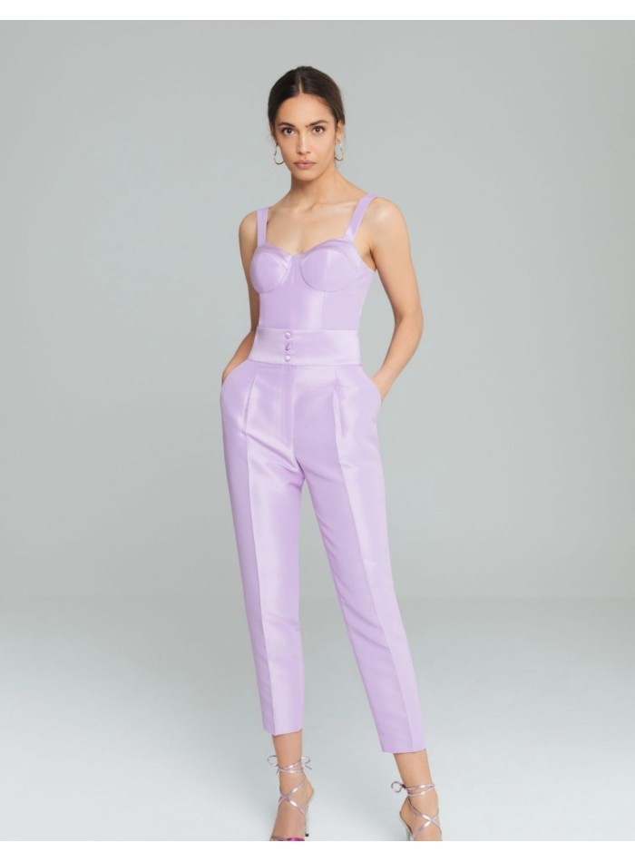 Pantalón de pinzas lila con cintura de botones