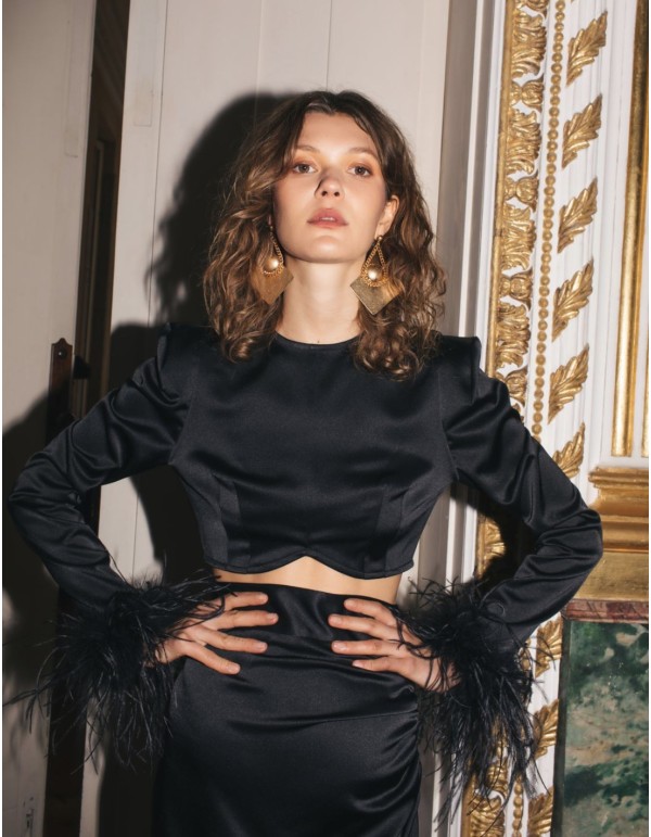 Top en satin à manches longues et plumes