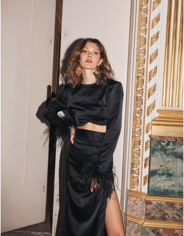 Crop-top satinado con manga larga y plumas 2