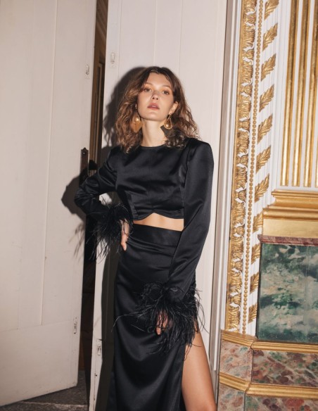 Top en satin à manches longues et plumes