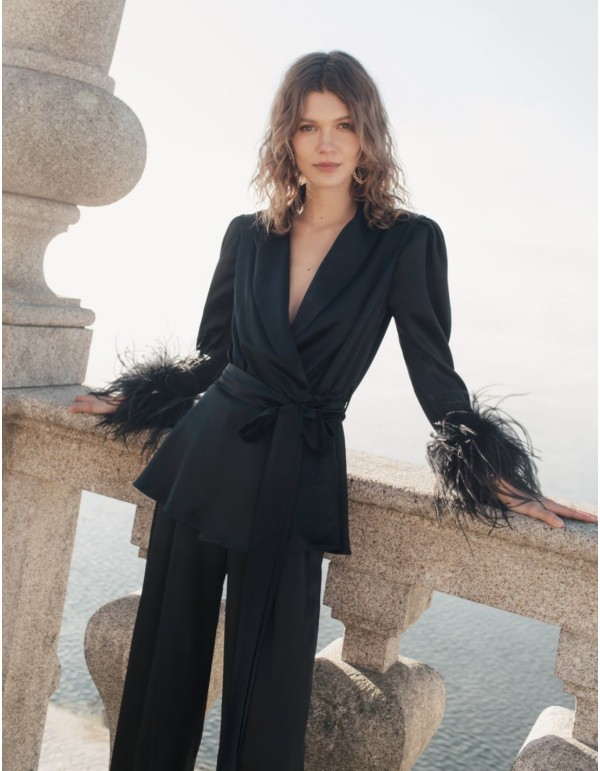Blusa cruzada con solapas y plumas