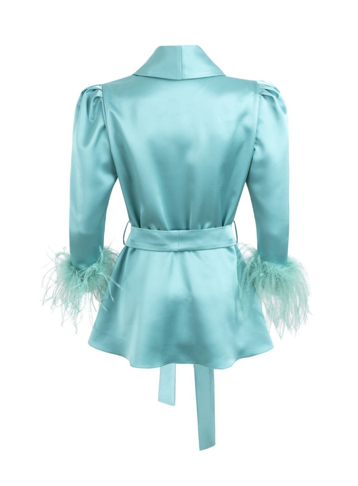 Blusa cruzada con solapas y plumas