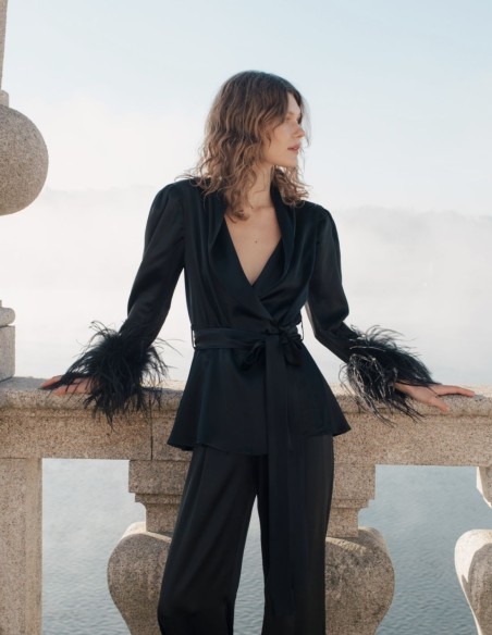 Blusa cruzada con solapas y plumas