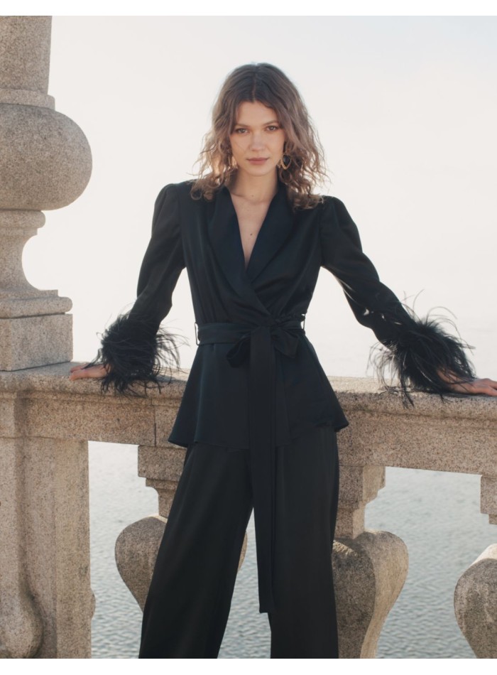 Blusa cruzada con solapas y plumas