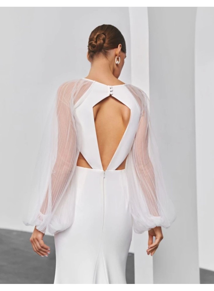 Robe de mariée longue et découpée avec manches...