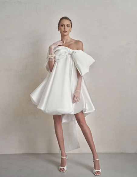 Vestido de novia marfil corto con maxi lazo