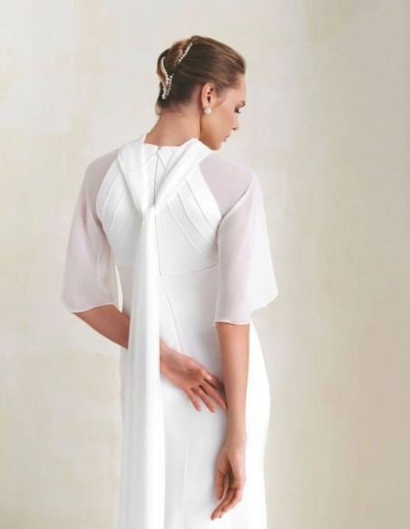 Vestido de novia satinado marfil con mangas de gasa