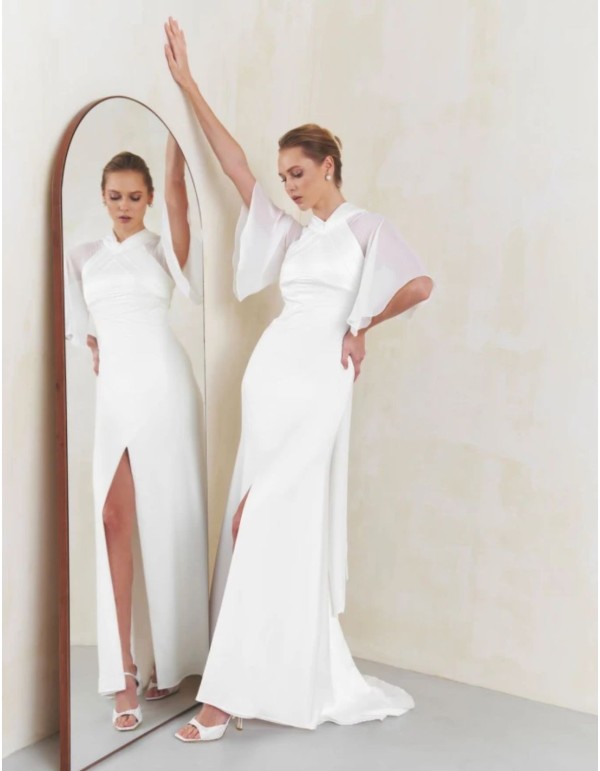 Robe de mariée en satin ivoire avec manches en mousseline...